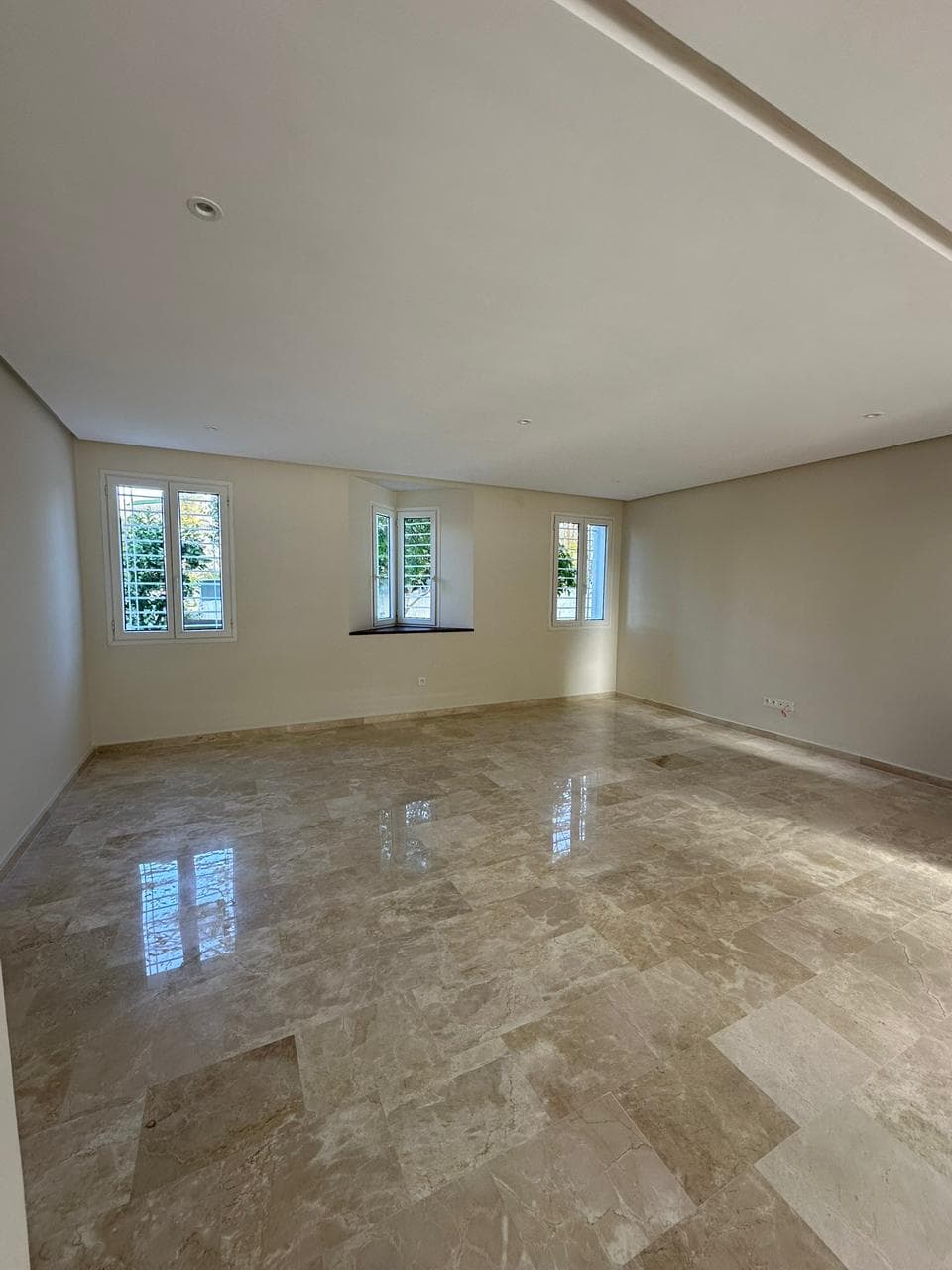 A louer- Villa d'angle 550 m² à Hay Riad