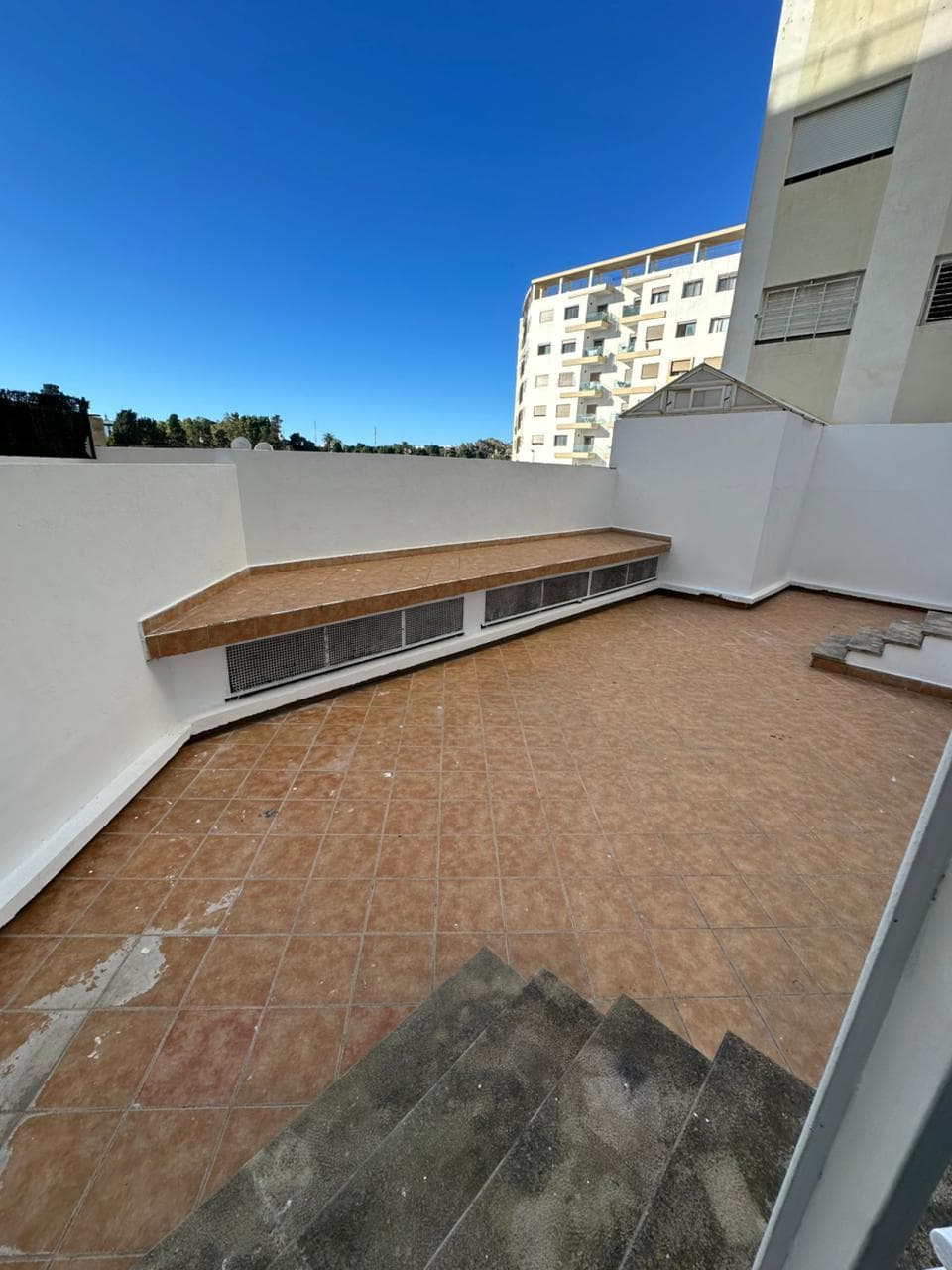 A vendre Appartement 122m avec une cour privée de 55 m²à Agdal, proche de la gare