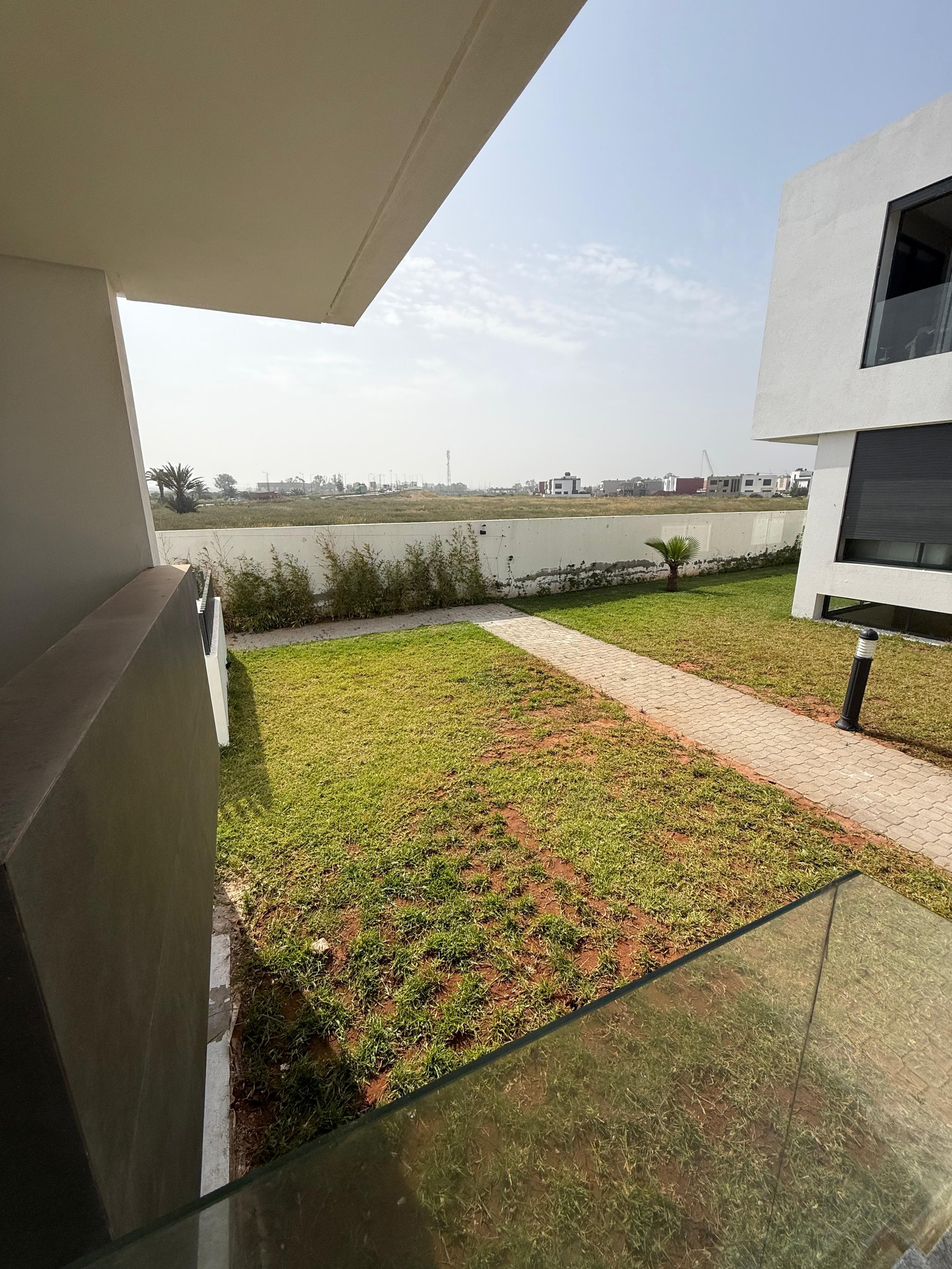 À louer – Triplex spacieux et lumineux à Aïn Atig, à proximité de Sables d’Or.